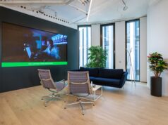 Akustika kanceláře a videokonference: co slyší druhá strana Moderní kancelářské prostředí Dimension Data Main Point Pankrác s prostorem pro jednání a videokonference ukazuje význam akustiky při navrhování pracovních místností, kde je důležitá srozumitelnost řeči.