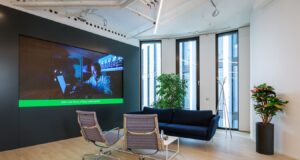Moderní kancelářské prostředí Dimension Data Main Point Pankrác s prostorem pro jednání a videokonference ukazuje význam akustiky při navrhování pracovních místností, kde je důležitá srozumitelnost řeči.