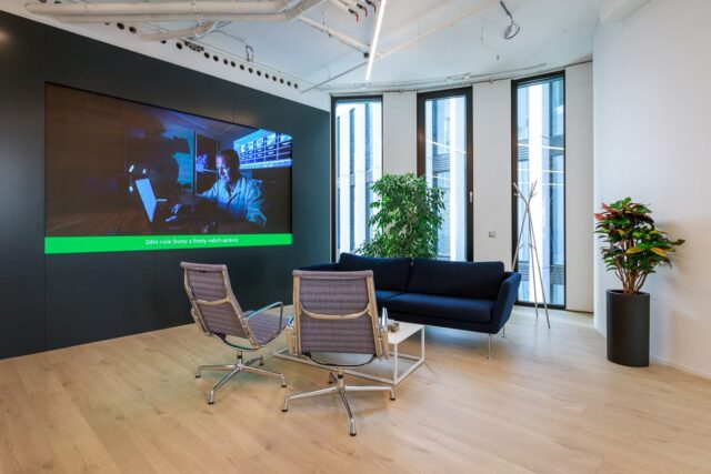 Avtg.cz Moderní kancelářské prostředí Dimension Data Main Point Pankrác s prostorem pro jednání a videokonference ukazuje význam akustiky při navrhování pracovních místností, kde je důležitá srozumitelnost řeči.